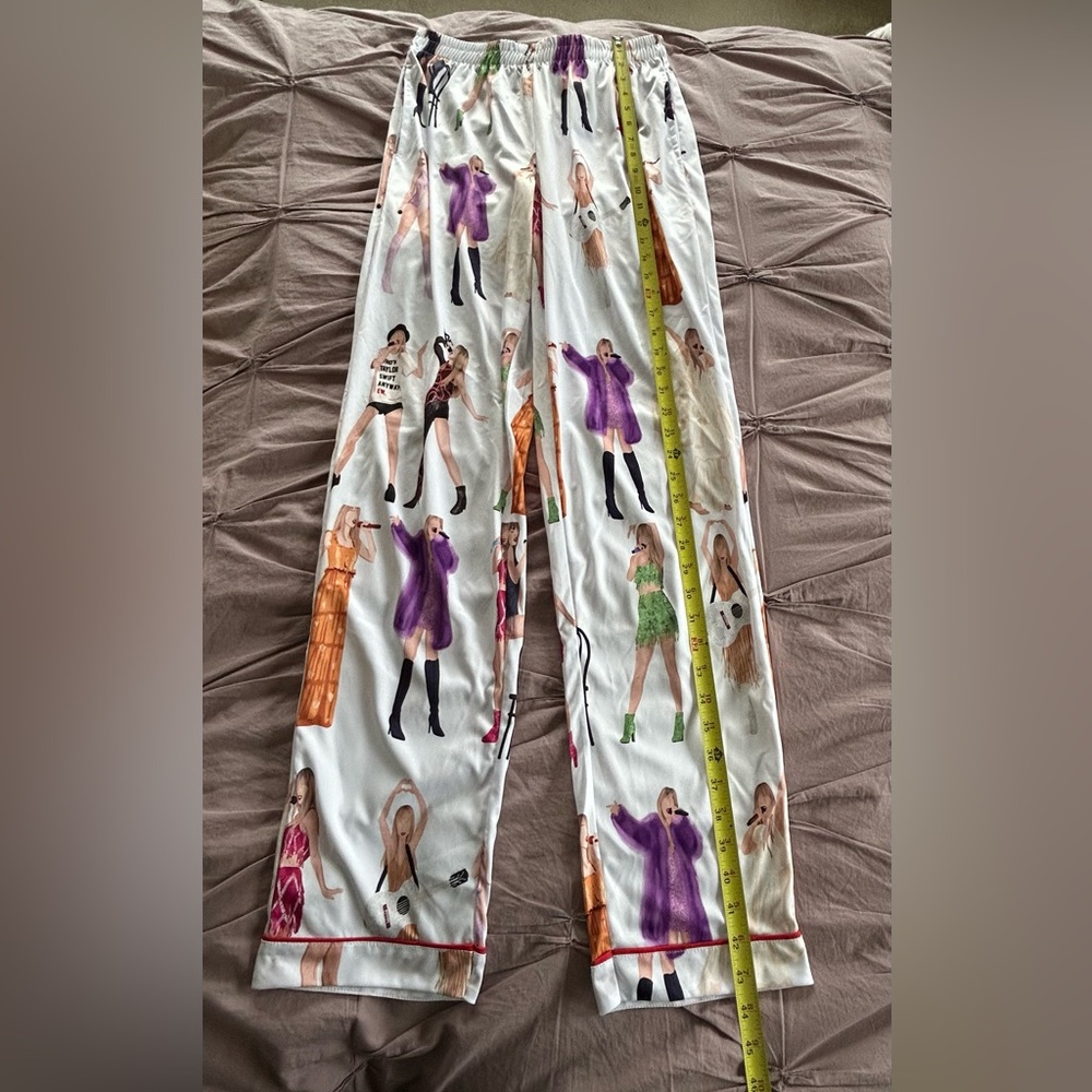 Taylor Swift Print Pajama Set - Picture 9 of 10
